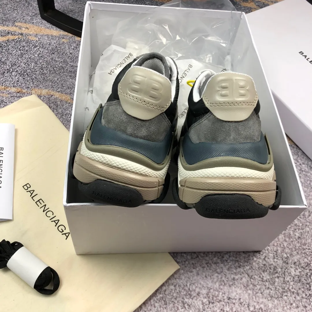 👟👟Ex-factory price 800👟👟 Balenciaga second generation 17 colors🖤 Balenciaga Triple-s Balenciaga-dad shoes. The world’s most popular retro jogging shoes 🔥. 🔺Retro distressed craftsmanship ~ original combination sole, heavy craftsmanship, not a low-end 2-layer combination sole! The upper is made of imported parachute cloth spliced ​​with nubuck matte, priced at 24 yuan per foot, which is different from the ordinary canvas on the market! The back is covered with cowhide high-frequency embossing! ⚠️When purchasing authentic products at the counter, I specifically asked the clerk about the materials. Size: 35-41 yards, men’s size 39-45, matching cloth bag, shoelaces, complete certificate of certification/men’s model will be notified later.